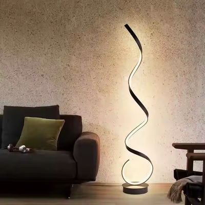 الزاوية الفاخرة القوس الذكي الفندق الحد الأدنى غرفة المعيشة غرفة النوم الأرضية الضوء الوقائي مصباح LED الحديث