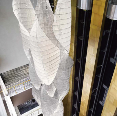 تركيبات إضاءة هندسية مخصصة غير قياسية قاعة الولائم الكريستالية الكبيرة ثريا على شكل ورقة مجوفة ثريا طويلة مخصصة لدرج السلم ثريا LED ثريا معلقة أضواء