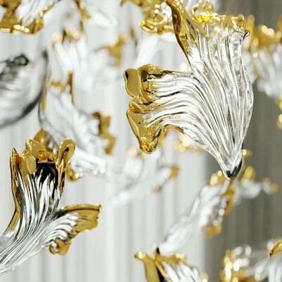 جزء من ثريا كبيرة ملونة للزفاف في الردهة، زينة أوراق الذهب والزجاج