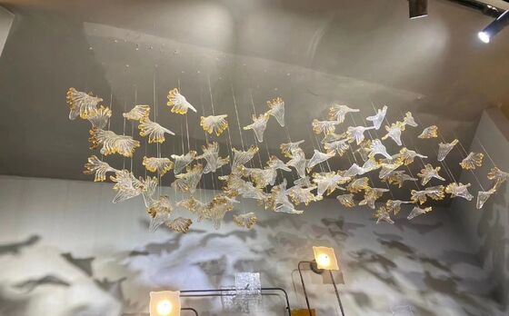 مصباح قلادة زجاجي مزخرف لوبي الفندق حسب الطلب، إضاءة سقف LED حديثة، إكسسوارات أوراق ذهبية