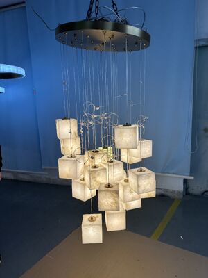 ثريا مربعة فاخرة حديثة مخصصة من النحاس مع قلادة كبيرة من المرمر قابلة للتعديل الارتفاع لغرفة المعيشة